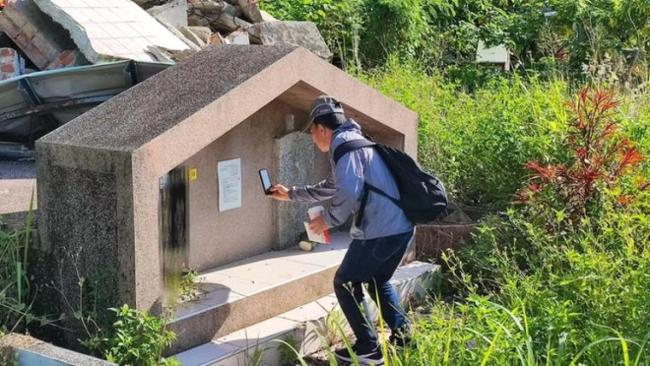 台湾大叔刘德文再次背着老兵骨灰踏上团圆路 中秋前的归途