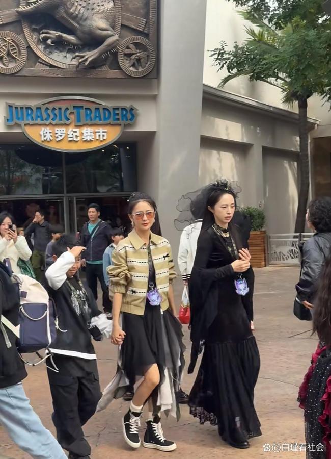 『董璇』佟丽娅带娃游环球影城 闺蜜情深共度中秋
