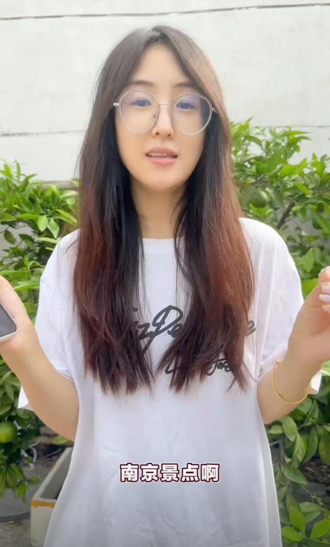 女子在地铁上因他人说到鸡鸣寺急眼