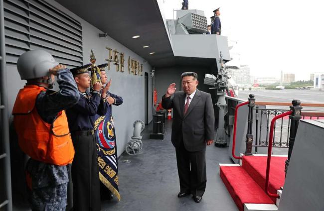 金正恩登上崔贤号驱逐舰 视察海军装备强调国防发展