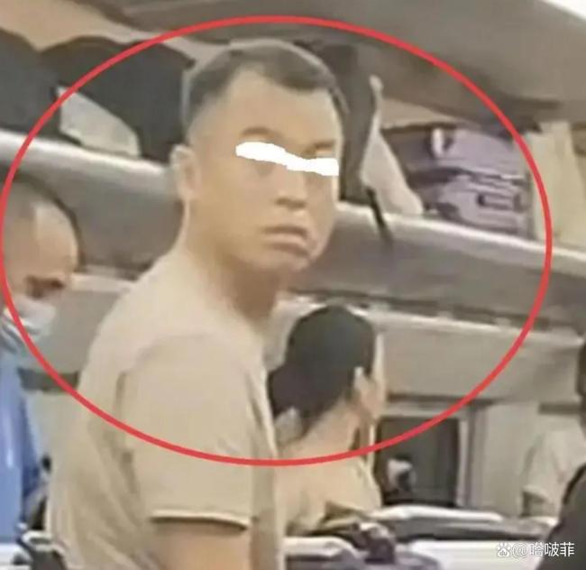 高铁上男子亲陌生小女孩称太可爱 不当行为引发争议