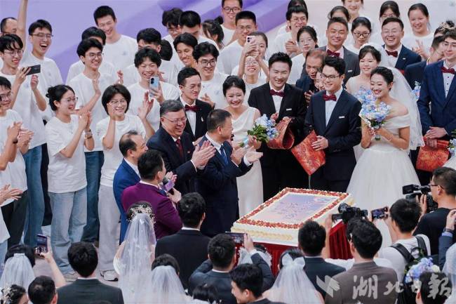 华中科技大学举办首届校友集体婚礼