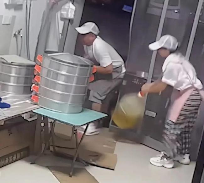 妻子抄起油桶砸向丈夫 网友一致好评 危急时刻果断施救