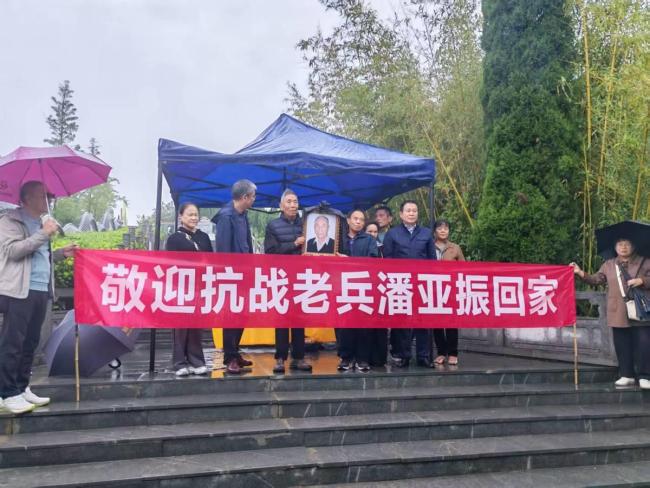 台湾大叔刘德文再次背着老兵骨灰踏上团圆路 中秋前的归途