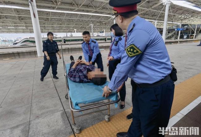 男子受伤无法活动 列车护送畅通旅途