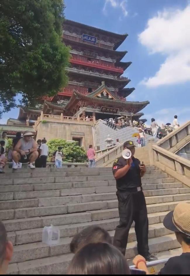 滕王阁保安火了：还在读书 假期兼职