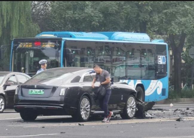 北京交警通报陈震劳斯莱斯被撞：陈震负事故全部责任 车评人转发通报
