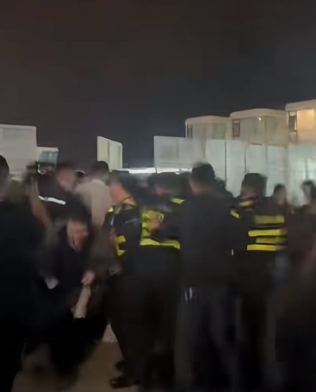 文旅局回应多人挤破音乐节围栏逃票 安保难阻无票人员涌入