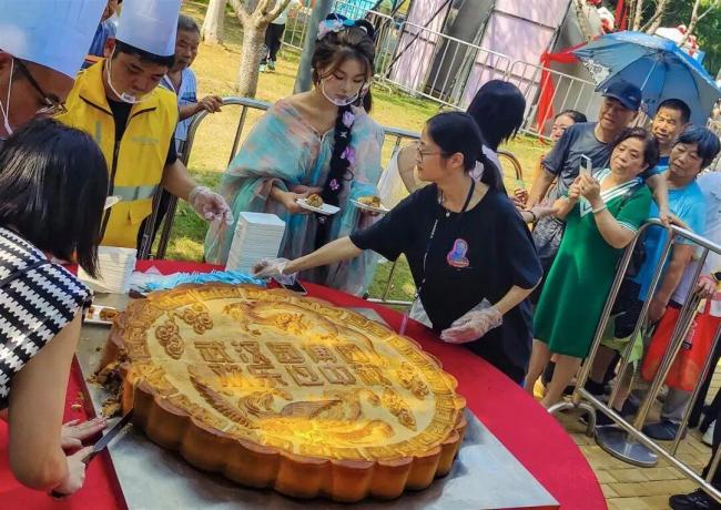 武汉现超大月饼重388斤 500人排队吃 共品中秋佳节