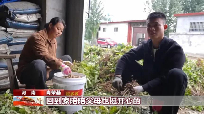 弟弟带着肖思远照片参加九三阅兵