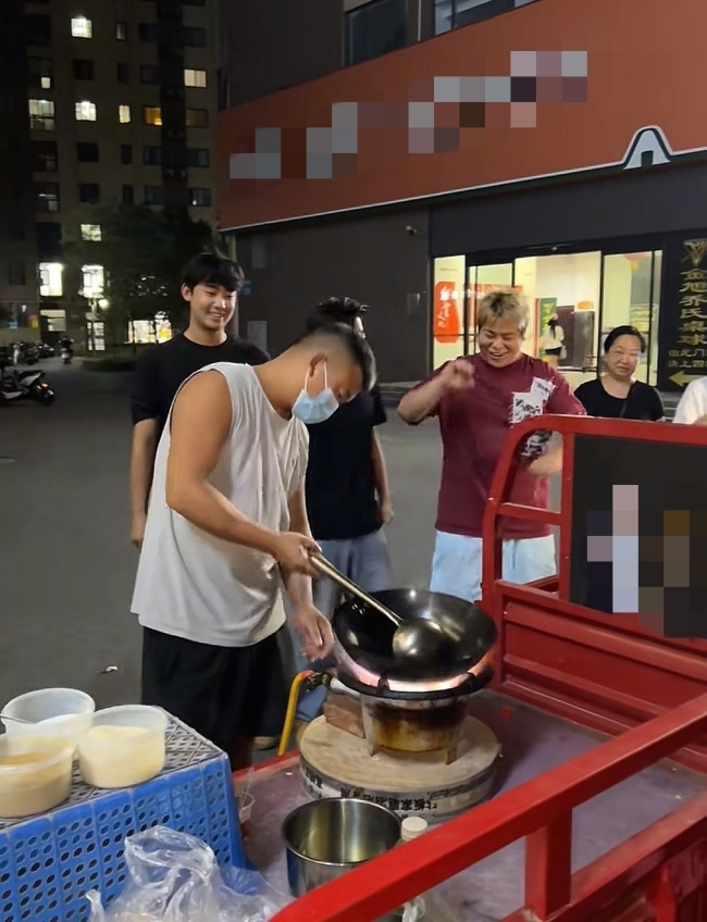 “尧仔炒粉”老板上门为车祸受伤的顾客现场炒粉。社交媒体截图