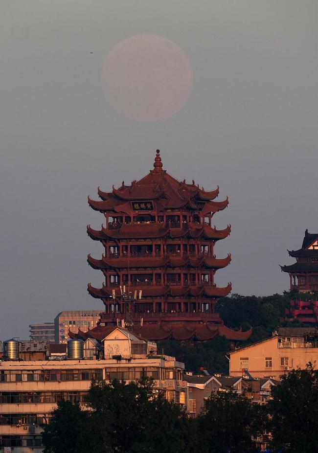 “超级月亮”和古建筑浪漫同框 共赏古今月色