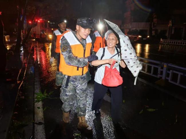 台风麦德姆过境 子弟兵迅速出动 全力救援清障保畅通