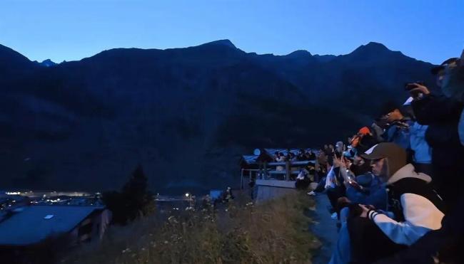 挪威2万人口的小岛因中国游客堵车了