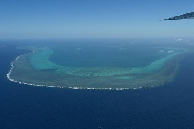 菲律宾船只偷摸闯黄岩岛意欲何为 试探边界未果