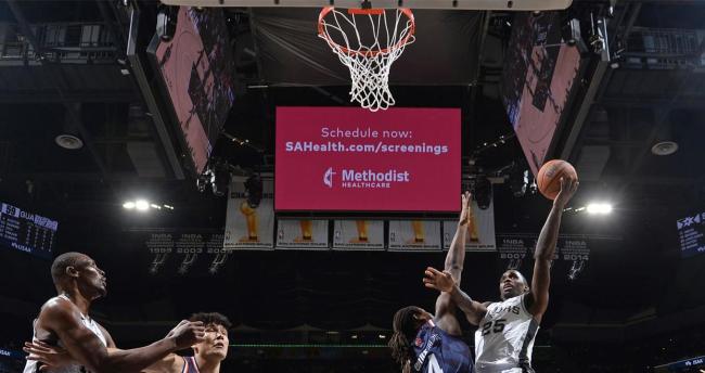 首秀轰14+3！中国男篮26岁悍将闪耀NBA季前赛：能里能外对抗文班 新舞台大放异彩