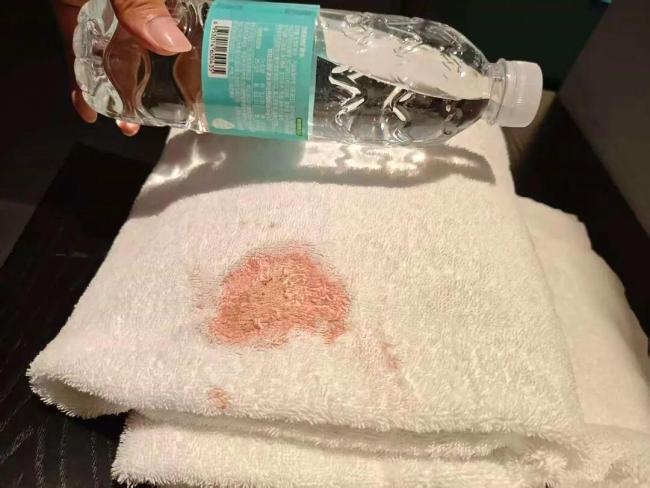 男子入住成都一酒店发现浴巾有血迹