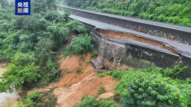 广西百色一高速公路塌陷紧急封路