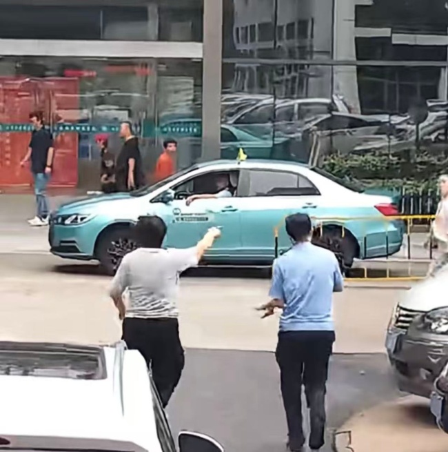 惊心动魄5分钟！男童高烧昏厥特警疾驰送医