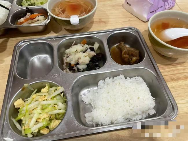 27岁女生月租1500元住进养老院 陪伴奶奶共度时光