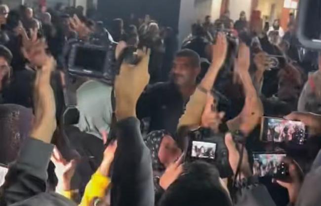 加沙停火记者半夜举手电筒挨户通知 民众庆祝和平