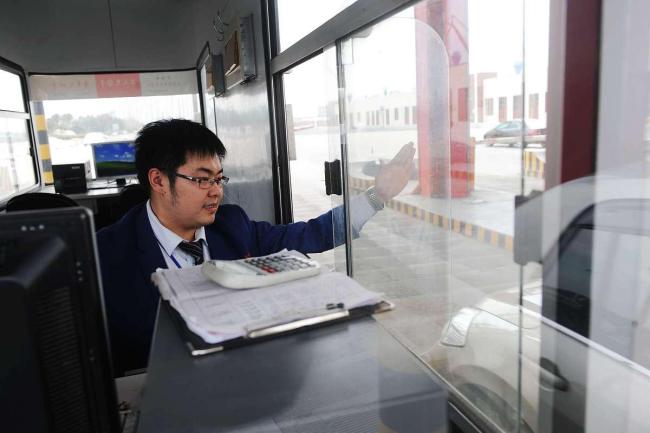 高速免费结束前收费站人员高喊快点 收费员喊话催行折射高速人性化服务张力