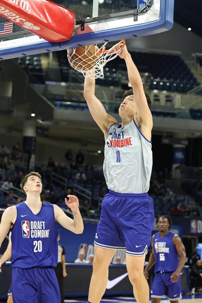 杨瀚森季前赛首分 中国篮球新期待