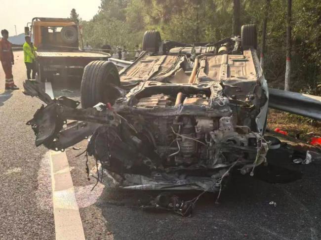 男子高速强行变道翻车反诬他人 无理取闹遭批评教育