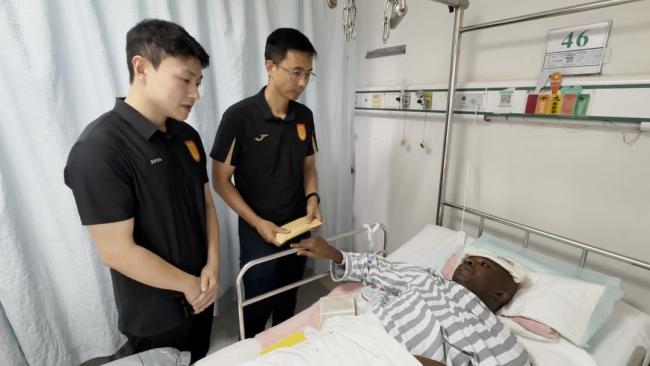 阿萨莫阿入院第4天，铜梁龙总经理前往医院探望，张志雄已获谅解 共祝早日康复