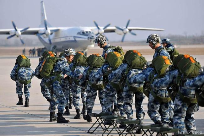 印度空军日大阅兵 士兵表演旋转步枪 展现独特军事文化