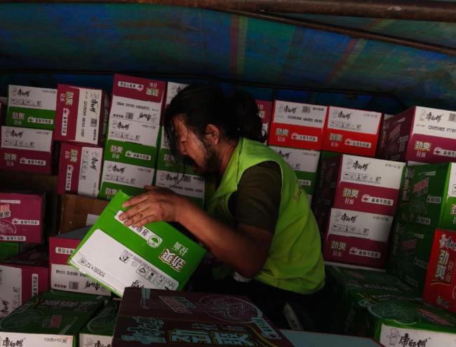 胡雷质疑广西高速：捐物资被收千元 收费引发信任危机