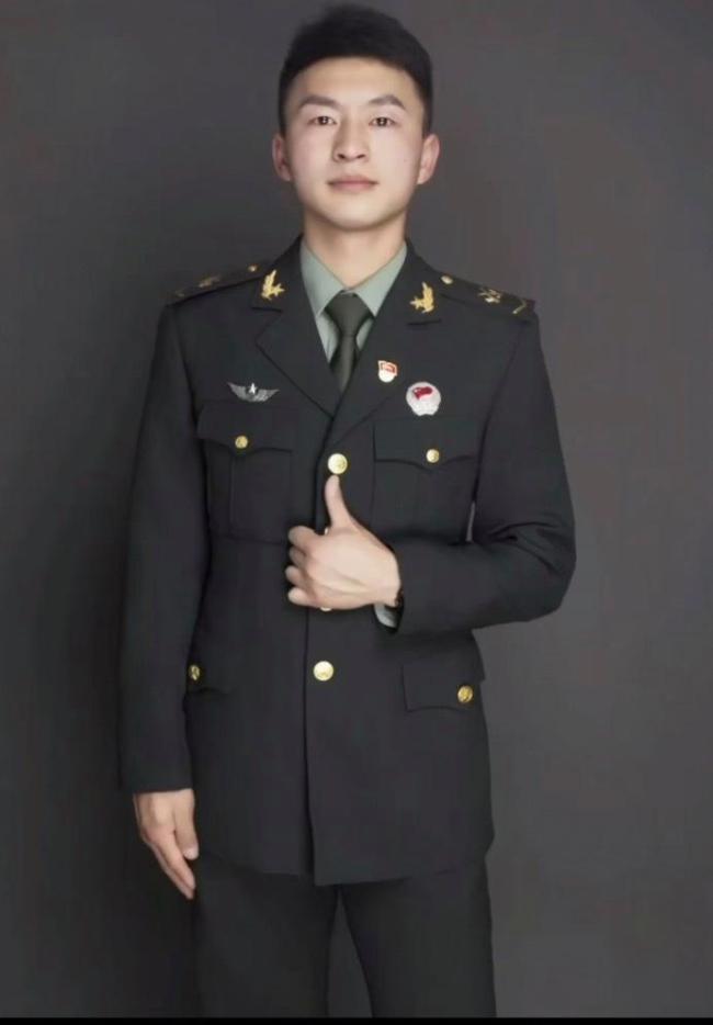 退伍小伙一把抱住从山上滑落的孩子 下面就是悬崖 退役军人的本能反应