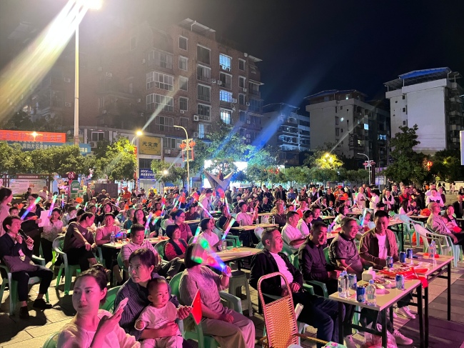 这个双节川超成了“全民盛宴” 三地联动共享体育盛宴