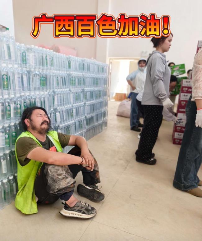 胡雷质疑广西高速：捐物资被收千元 收费引发信任危机