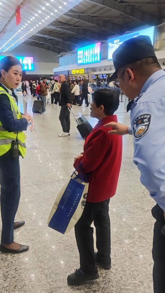 75岁老人买火车票时错把金州当荆州，大连人：来了就是缘分！温暖异乡之旅