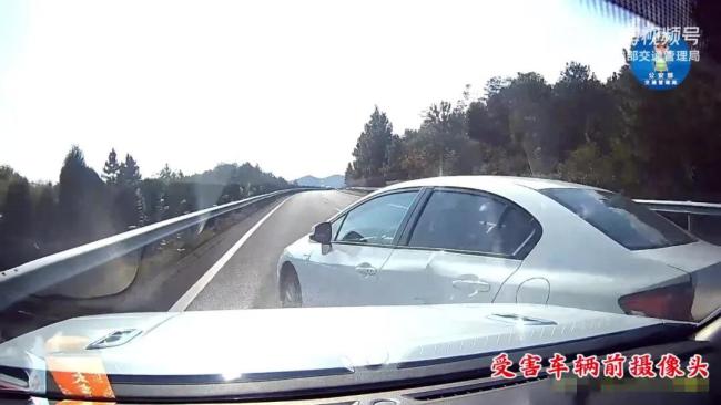 男子高速强行变道翻车反诬他人