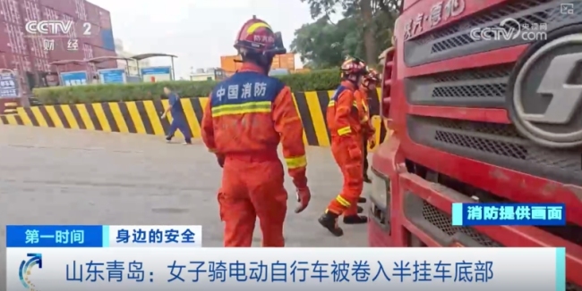 山东青岛‌一女子骑电动车车流中穿梭被卷入车底！