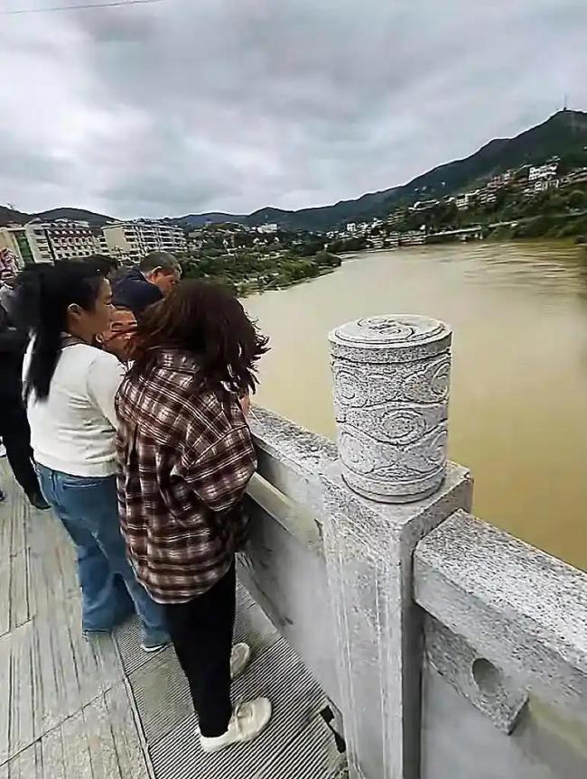 跳河新郎遗体被找到，家属发声 婚礼琐事引发悲剧