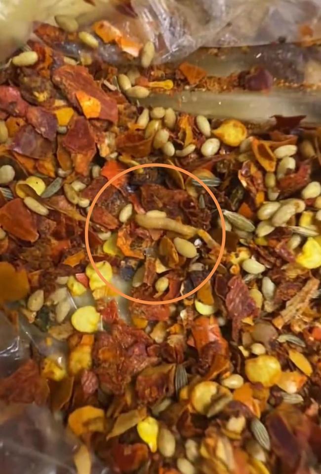 男子点外卖发现蘸料爬出活虫 商家赔偿300元