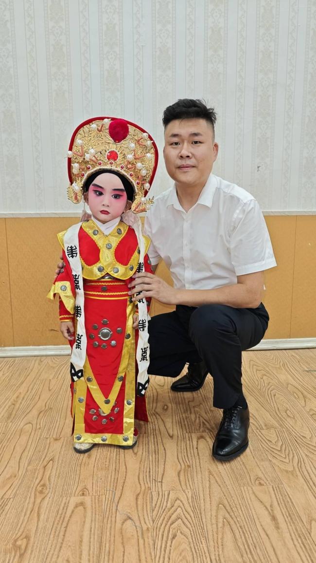 萌娃端奶瓶唱豫剧 奶声奶气走红全国