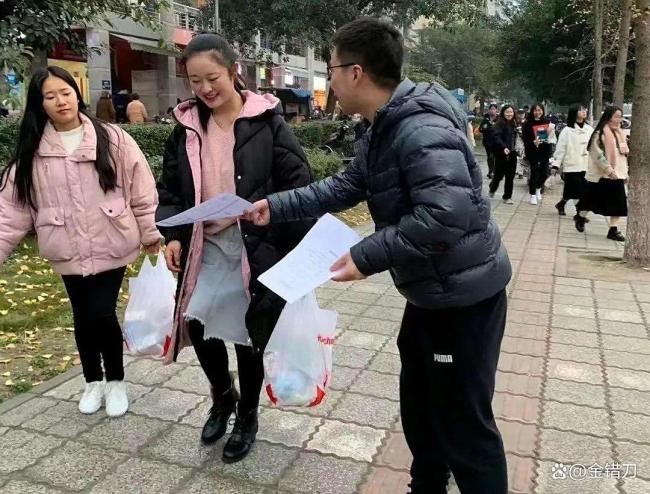 地铁里的“油腻”老板，花15亿逼疯打工人