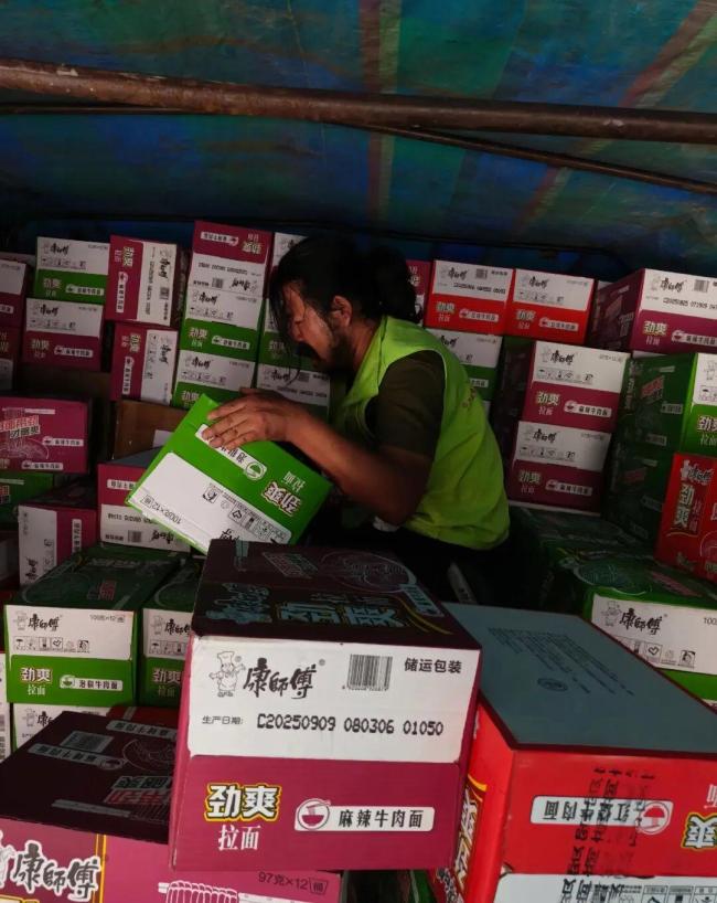 “跪行巨人”胡雷质疑广西高速 救灾物资收费引争议