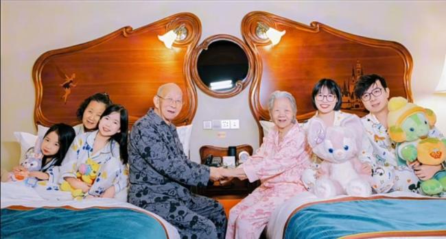 91岁爷爷和89岁奶奶同游迪士尼 童话照进现实