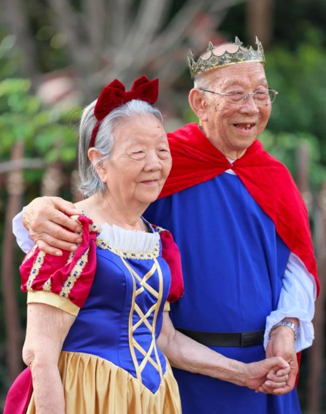 91岁爷爷和89岁奶奶同游迪士尼