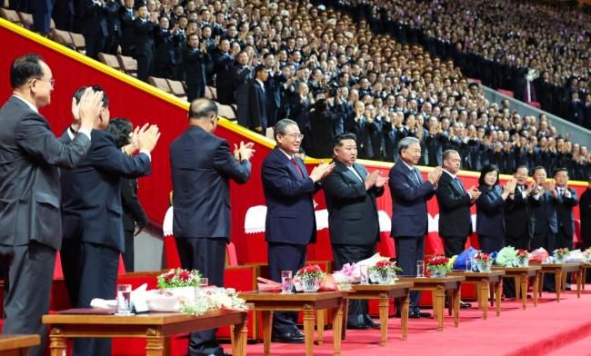 朝鲜民众晚上在大雨中观礼阅兵 展示新王牌导弹