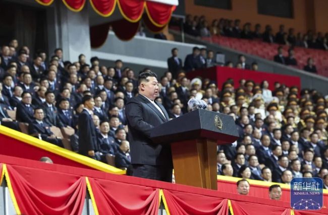 援俄方队高举朝俄国旗亮相 庆祝劳动党成立80周年