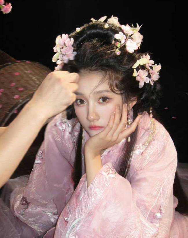 关晓彤少喝点吧 微醺更可儿