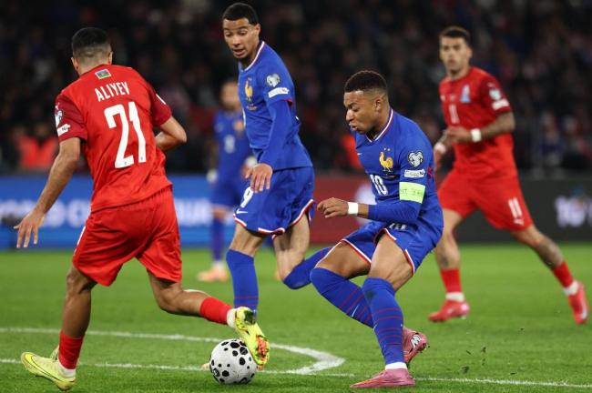 足坛当世第一人!姆巴佩单骑闯关连过数人破门 埃基蒂克怒刷世纪助攻 法国队三连胜领跑D组