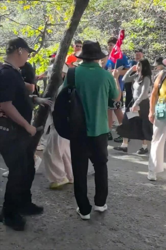 韩国男子在张家界举韩国国旗 景区争议行为引热议
