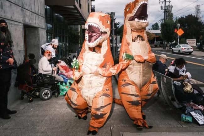 “青蛙、恐龙”上街 抗议特朗普政府 独特抗议反驳战区说法